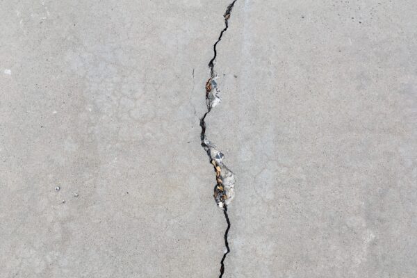 Vertical crack in concrete.
